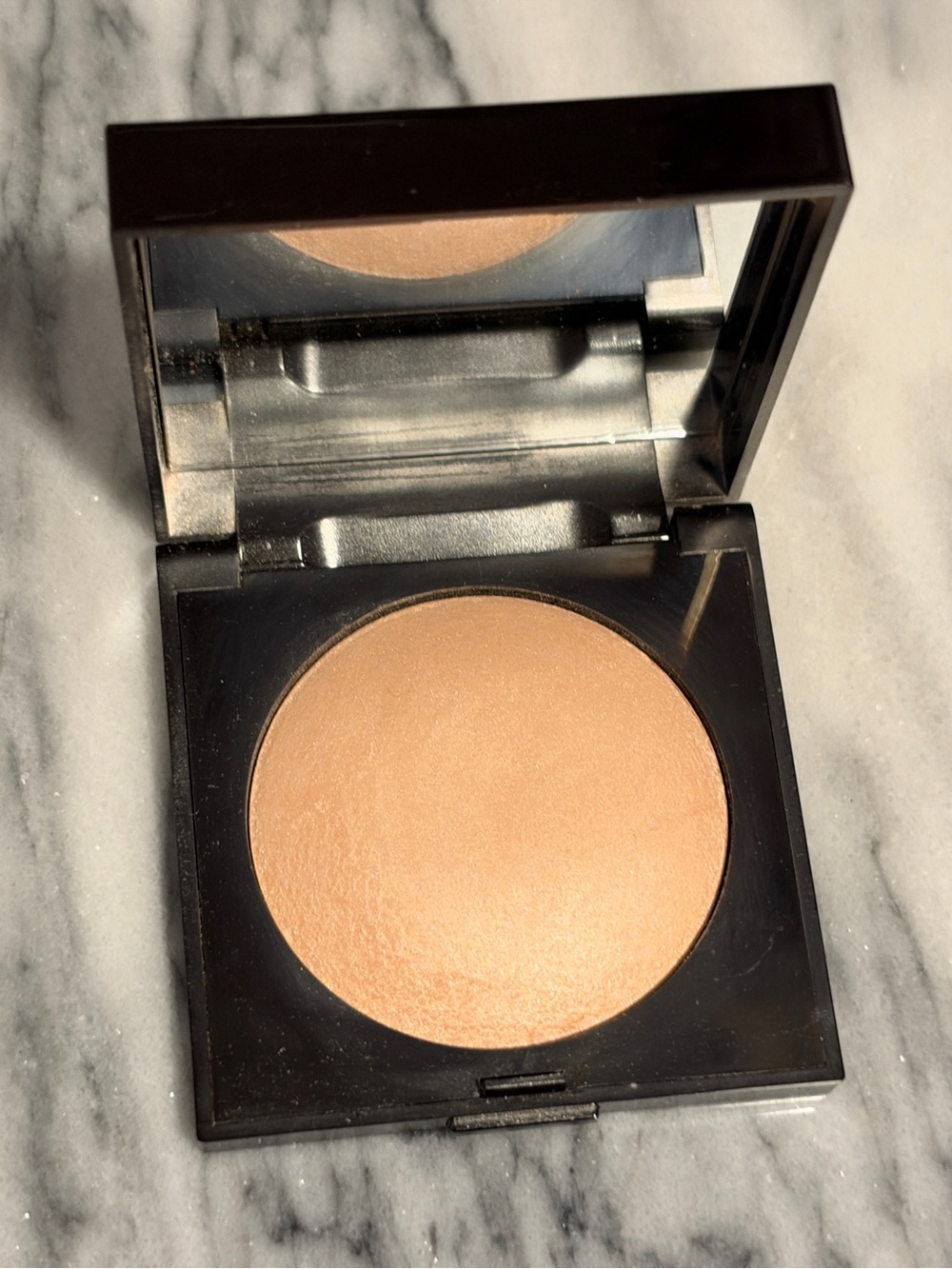 Laura Mercier Matte Radiance Baked Powder Shade: Highlight 01